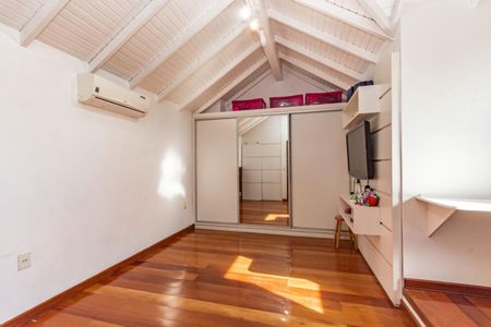 Casa à venda com 250m², 4 quartos e 4 vagas Casa à venda com 250m², 4 quartos e 4 vagasSuíte