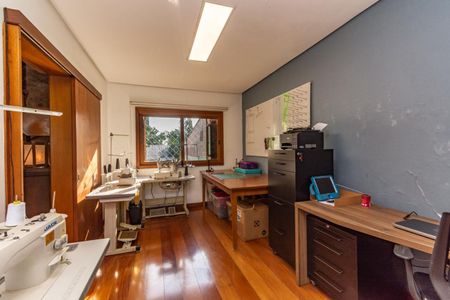 Casa à venda com 250m², 4 quartos e 4 vagas Casa à venda com 250m², 4 quartos e 4 vagasEscritório