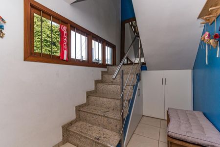 Casa à venda com 250m², 4 quartos e 4 vagas Casa à venda com 250m², 4 quartos e 4 vagasEscada
