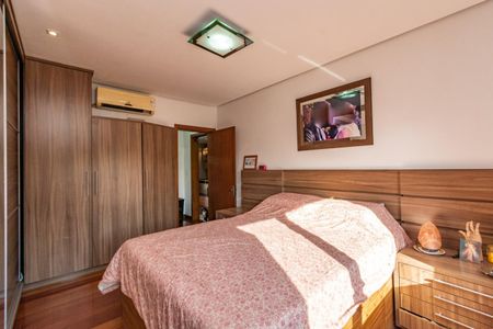 Casa à venda com 250m², 4 quartos e 4 vagas Casa à venda com 250m², 4 quartos e 4 vagasQuarto 1