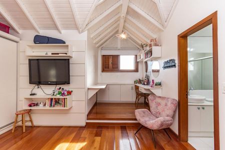 Casa à venda com 250m², 4 quartos e 4 vagas Casa à venda com 250m², 4 quartos e 4 vagasSuíte