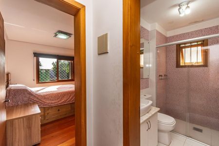 Casa à venda com 250m², 4 quartos e 4 vagas Casa à venda com 250m², 4 quartos e 4 vagasQuarto 1 e Banheiro