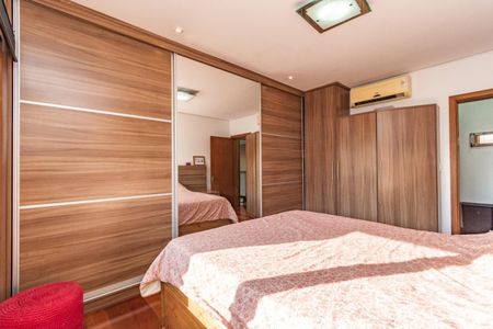 Casa à venda com 250m², 4 quartos e 4 vagas Casa à venda com 250m², 4 quartos e 4 vagasQuarto 1