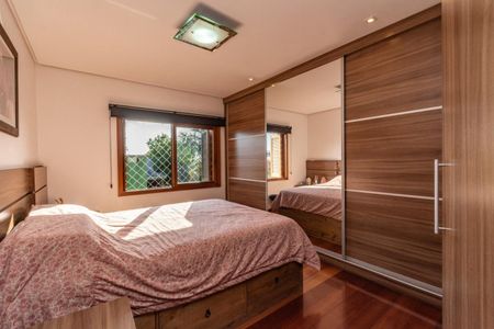 Casa à venda com 250m², 4 quartos e 4 vagas Casa à venda com 250m², 4 quartos e 4 vagasQuarto 1