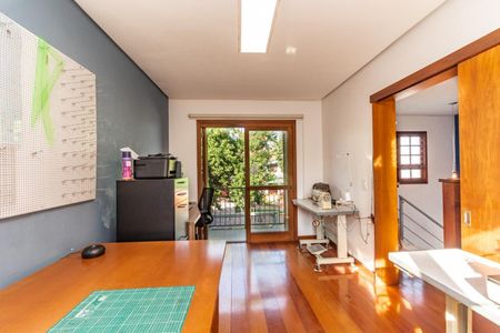 Casa à venda com 250m², 4 quartos e 4 vagas Casa à venda com 250m², 4 quartos e 4 vagasEscritório