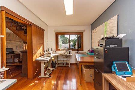 Casa à venda com 250m², 4 quartos e 4 vagas Casa à venda com 250m², 4 quartos e 4 vagasEscritório