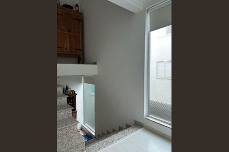 Casa à venda com 360m², 4 quartos e 4 vagas Casa à venda com 360m², 4 quartos e 4 vagasEscada