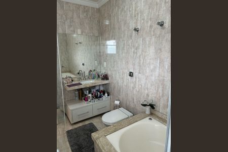 Casa à venda com 360m², 4 quartos e 4 vagas Casa à venda com 360m², 4 quartos e 4 vagasBanheiro