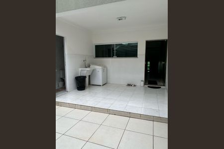 Casa à venda com 360m², 4 quartos e 4 vagas Casa à venda com 360m², 4 quartos e 4 vagasLavanderia
