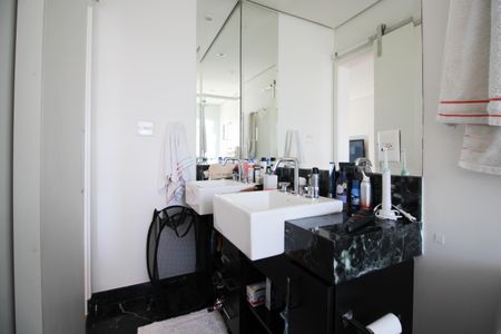 Apartamento à venda com 155m², 2 quartos e 2 vagas Apartamento à venda com 155m², 2 quartos e 2 vagasBanheiro da Suíte 1