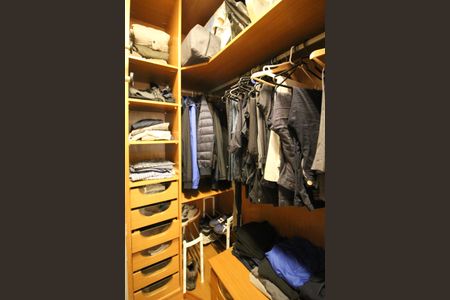 Apartamento à venda com 155m², 2 quartos e 2 vagas Apartamento à venda com 155m², 2 quartos e 2 vagasCloset da Suíte 1