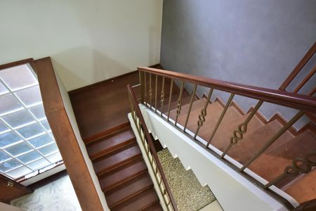 Casa para alugar com 512m², 5 quartos e 6 vagasEscada