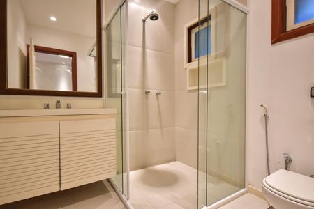 Casa para alugar com 512m², 5 quartos e 6 vagasBanheiro Suíte 2