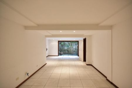 Casa para alugar com 512m², 5 quartos e 6 vagasSalão