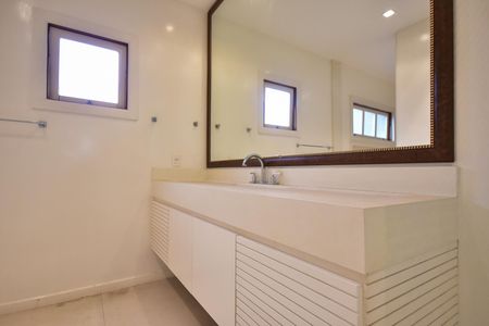 Casa para alugar com 512m², 5 quartos e 6 vagasBanheiro Suíte 4