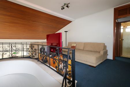 Casa à venda com 420m², 5 quartos e 8 vagas Casa à venda com 420m², 5 quartos e 8 vagasSala de TV / Mezanino
