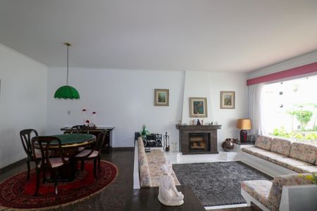 Casa à venda com 420m², 5 quartos e 8 vagas Casa à venda com 420m², 5 quartos e 8 vagasSala de jogos e Lareira