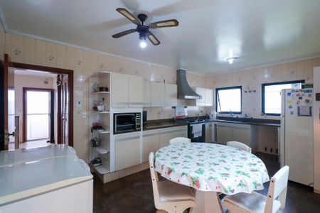 Casa à venda com 420m², 5 quartos e 8 vagas Casa à venda com 420m², 5 quartos e 8 vagasCozinha