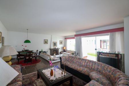 Casa à venda com 420m², 5 quartos e 8 vagas Casa à venda com 420m², 5 quartos e 8 vagasSala de Estar