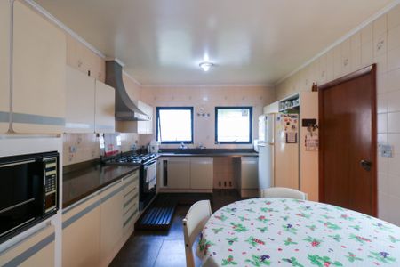 Casa à venda com 420m², 5 quartos e 8 vagas Casa à venda com 420m², 5 quartos e 8 vagasCozinha