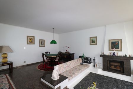 Casa à venda com 420m², 5 quartos e 8 vagas Casa à venda com 420m², 5 quartos e 8 vagasSala de jogos e Lareira