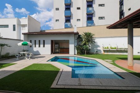 Casa à venda com 420m², 5 quartos e 8 vagas Casa à venda com 420m², 5 quartos e 8 vagasPiscina/Jardim