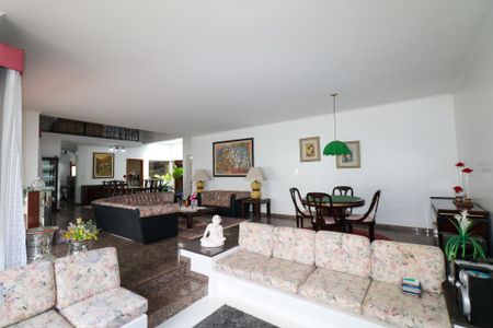 Casa à venda com 420m², 5 quartos e 8 vagas Casa à venda com 420m², 5 quartos e 8 vagasSala de jogos e Lareira