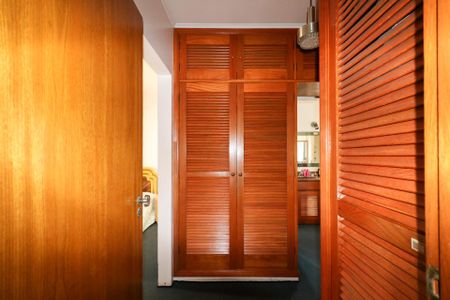 Casa à venda com 420m², 5 quartos e 8 vagas Casa à venda com 420m², 5 quartos e 8 vagasSuíte 2