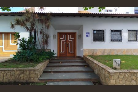 Casa à venda com 420m², 5 quartos e 8 vagas Casa à venda com 420m², 5 quartos e 8 vagasFachada+Placa
