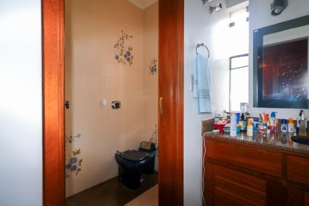 Casa à venda com 420m², 5 quartos e 8 vagas Casa à venda com 420m², 5 quartos e 8 vagasBanheiro da Suíte 2