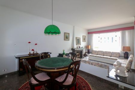 Casa à venda com 420m², 5 quartos e 8 vagas Casa à venda com 420m², 5 quartos e 8 vagasSala de jogos e Lareira