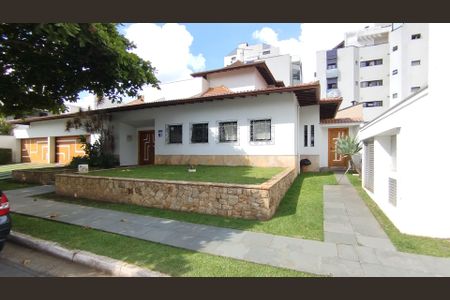 Casa à venda com 420m², 5 quartos e 8 vagas Casa à venda com 420m², 5 quartos e 8 vagasFachada