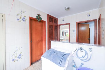 Casa à venda com 420m², 5 quartos e 8 vagas Casa à venda com 420m², 5 quartos e 8 vagasÁrea de Serviço