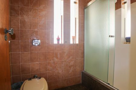 Casa à venda com 420m², 5 quartos e 8 vagas Casa à venda com 420m², 5 quartos e 8 vagasBanheiro da Suíte 3