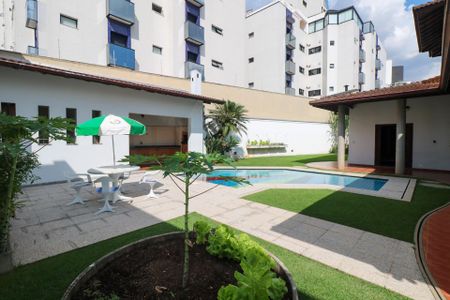 Casa à venda com 420m², 5 quartos e 8 vagas Casa à venda com 420m², 5 quartos e 8 vagasPiscina/Jardim