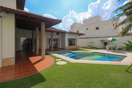 Casa à venda com 420m², 5 quartos e 8 vagas Casa à venda com 420m², 5 quartos e 8 vagasPiscina/Jardim