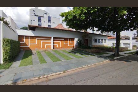 Casa à venda com 420m², 5 quartos e 8 vagas Casa à venda com 420m², 5 quartos e 8 vagasFachada