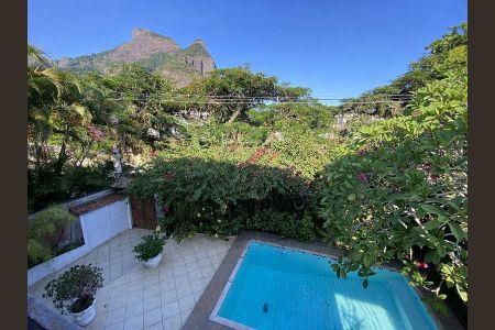 Casa de condomínio à venda com 301m², 4 quartos e 2 vagas