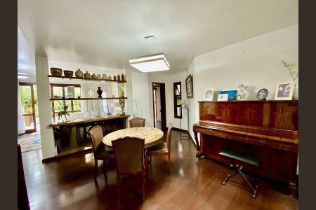 Casa de condomínio à venda com 301m², 4 quartos e 2 vagas
