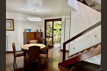 Casa de condomínio à venda com 301m², 4 quartos e 2 vagas