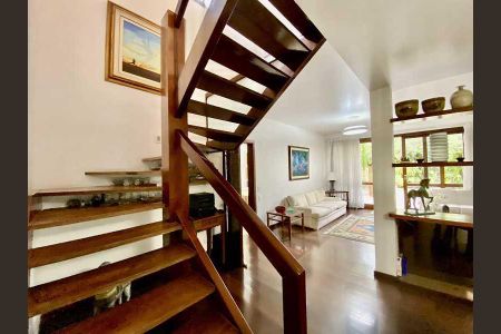 Casa de condomínio à venda com 301m², 4 quartos e 2 vagas