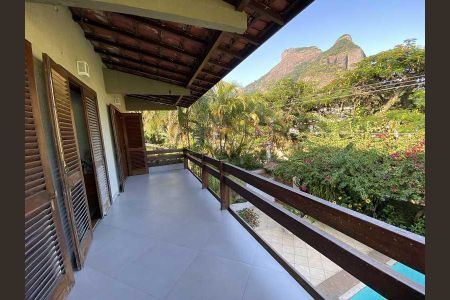 Casa de condomínio à venda com 301m², 4 quartos e 2 vagas