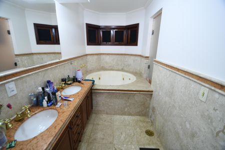 Casa de condomínio à venda com 420m², 4 quartos e 7 vagasSuíte Banheiro 1