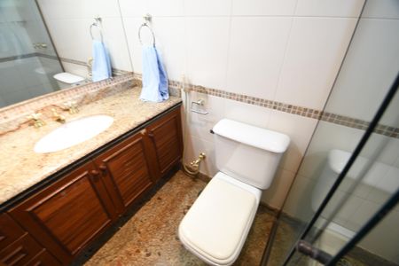 Casa de condomínio à venda com 420m², 4 quartos e 7 vagasSuíte Banheiro 2