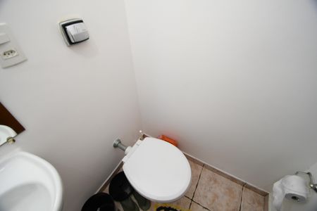 Casa de condomínio à venda com 420m², 4 quartos e 7 vagasBanheiro de serviço