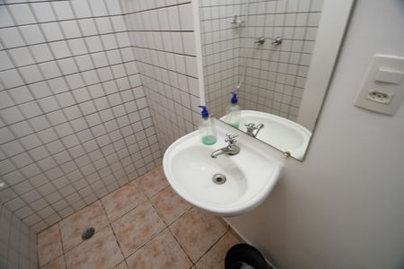 Casa de condomínio à venda com 420m², 4 quartos e 7 vagasBanheiro de serviço