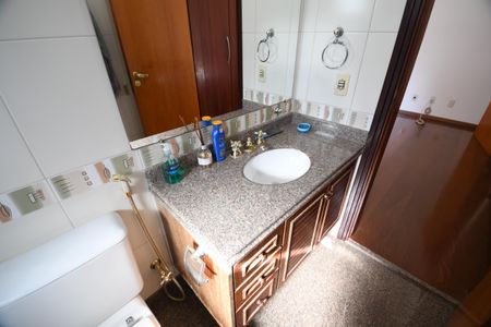 Casa de condomínio à venda com 420m², 4 quartos e 7 vagasSuíte Banheiro 3