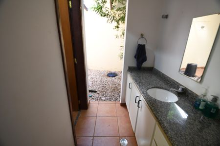 Casa de condomínio à venda com 420m², 4 quartos e 7 vagasBanheiro da Churrasqueira