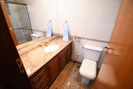 Casa de condomínio à venda com 420m², 4 quartos e 7 vagasSuíte Banheiro 2