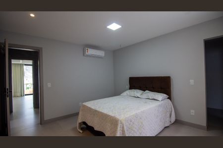 Casa de condomínio à venda com 420m², 5 quartos e 7 vagas Casa de condomínio à venda com 420m², 5 quartos e 7 vagasSuíte 3